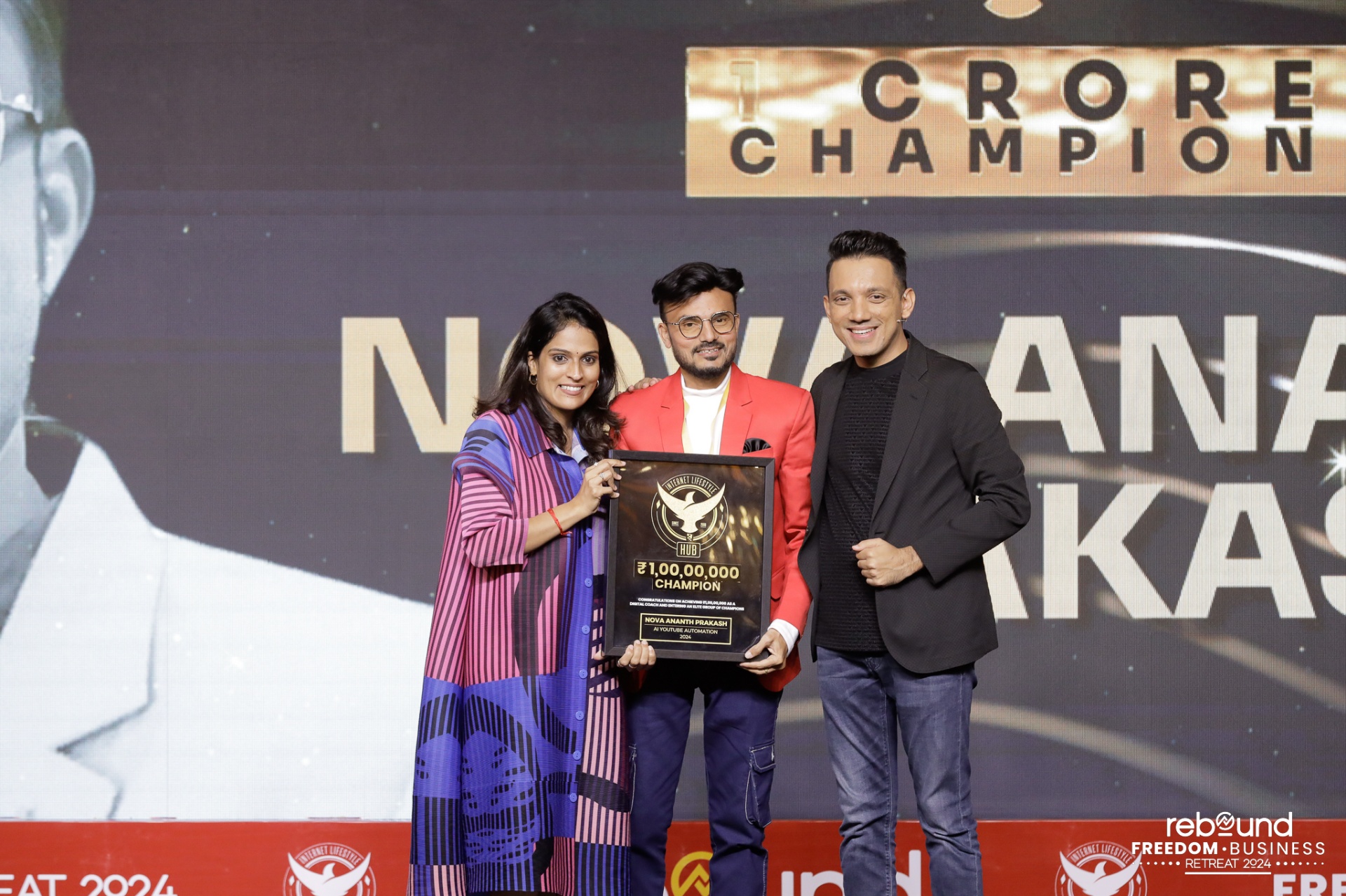 Nova Ananth receiving the ₹1,00,00,000 Crore Champion award